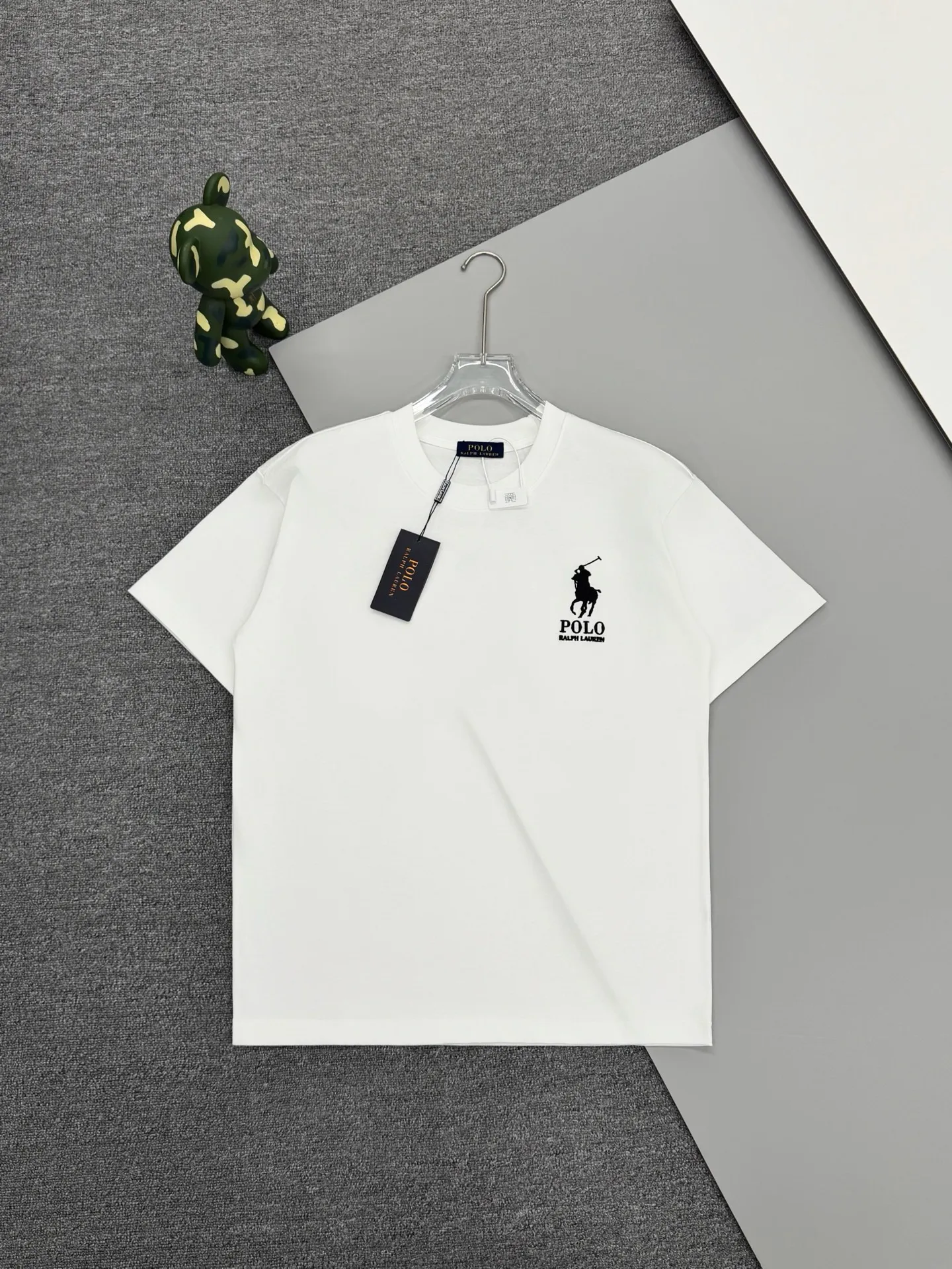 P160 [High Quality]Ralph Lauren*Ralph Lauren embroidery micro-label simple‼ ️Short-sleeved T-shirt 💗Ralph Lauren classic short-sleeved T-shirt, custom-made 280g pure cotton fabric, soft and breathable, classic horseback golf🏌️ embroidery on the chest, logo + logo embroidery on the back, simple and recognizable. Round neck design, neat tailoring, customized 280g pure cotton fabric, soft and smooth to the touch, great breathability, super comfortable to wear in summer! The same loose version for men and women, OK to wear alone or layered, versatile ~ 𝐂𝐎𝐋𝐎𝐔𝐑: black white 𝐒𝐈𝐙𝐄: S-xL Size chart: S: Shoulder width 51 - Bust 55 - Clothing length 70 M: Shoulder width 53 - Bust 57 - Clothing length 72 L: Shoulder width 55 - Bust 59 - Clothing length 74 XL: Shoulder width 57 - Bust 61 - Clothing length 76